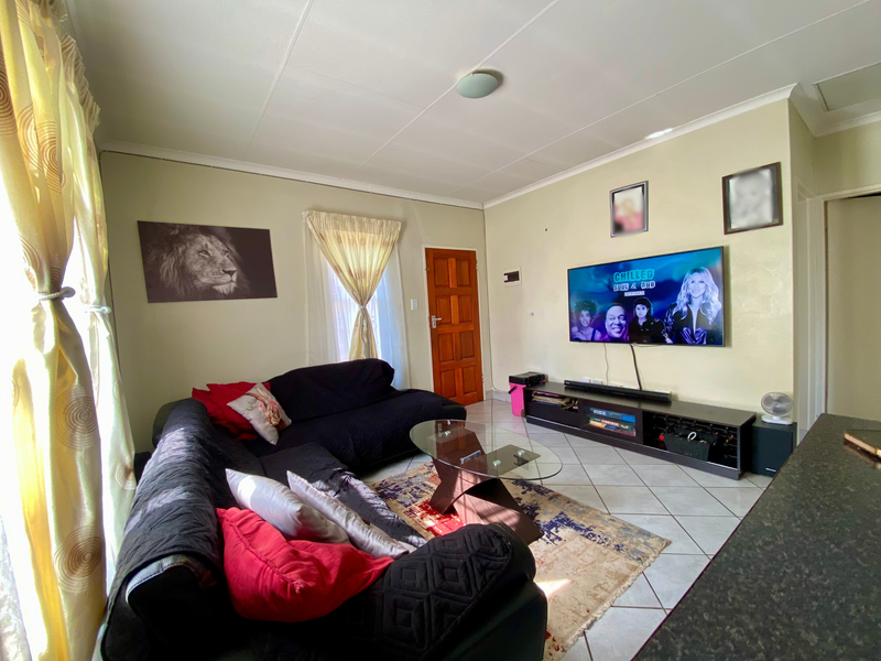 Charming House in Kirkney, Pretoria West - Photo 5