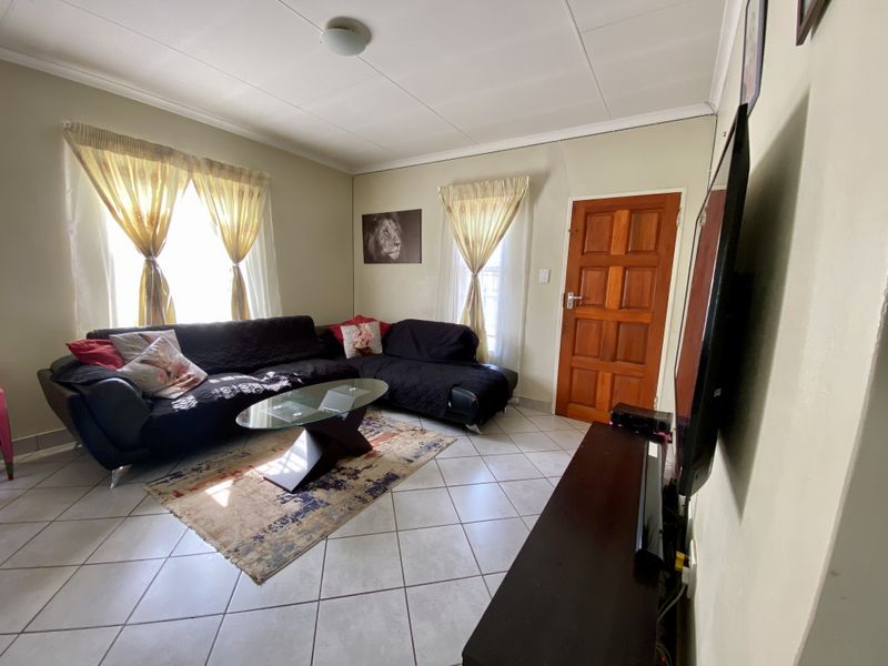 Charming House in Kirkney, Pretoria West - Photo 4