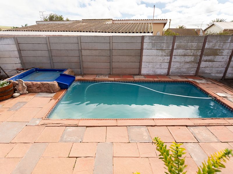 Spacious Family Home With Separate 2-Bedroom Flat, Pool & Entertainment Areas - Photo 4