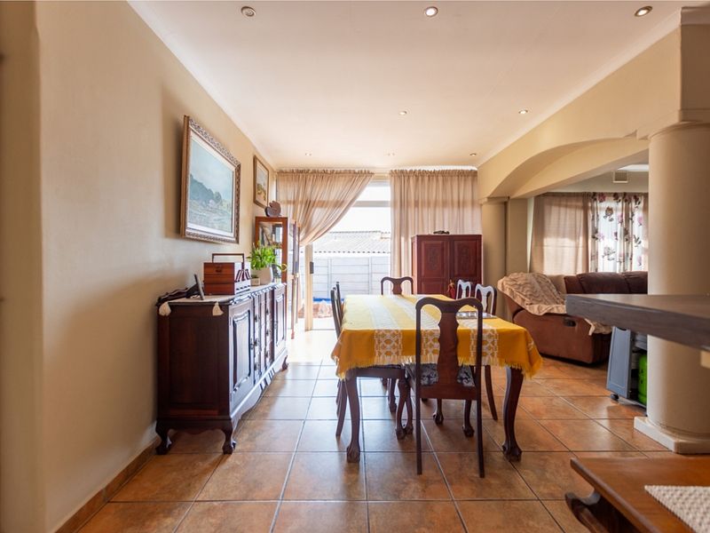 Spacious Family Home With Separate 2-Bedroom Flat, Pool & Entertainment Areas - Photo 8