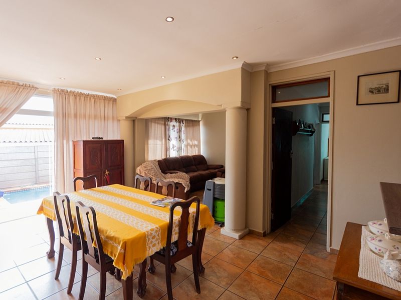 Spacious Family Home With Separate 2-Bedroom Flat, Pool & Entertainment Areas - Photo 9