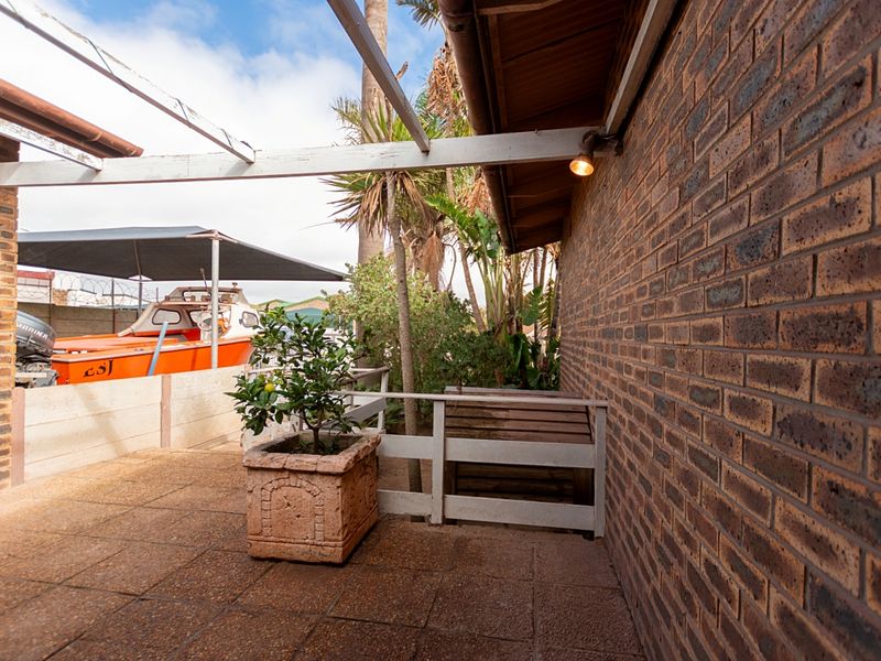 Spacious Family Home With Separate 2-Bedroom Flat, Pool & Entertainment Areas - Photo 6