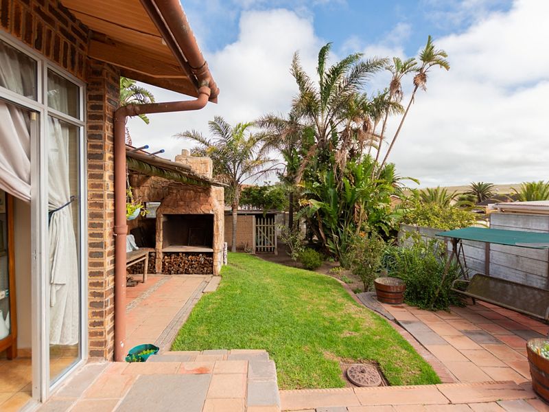 Spacious Family Home With Separate 2-Bedroom Flat, Pool & Entertainment Areas - Photo 5