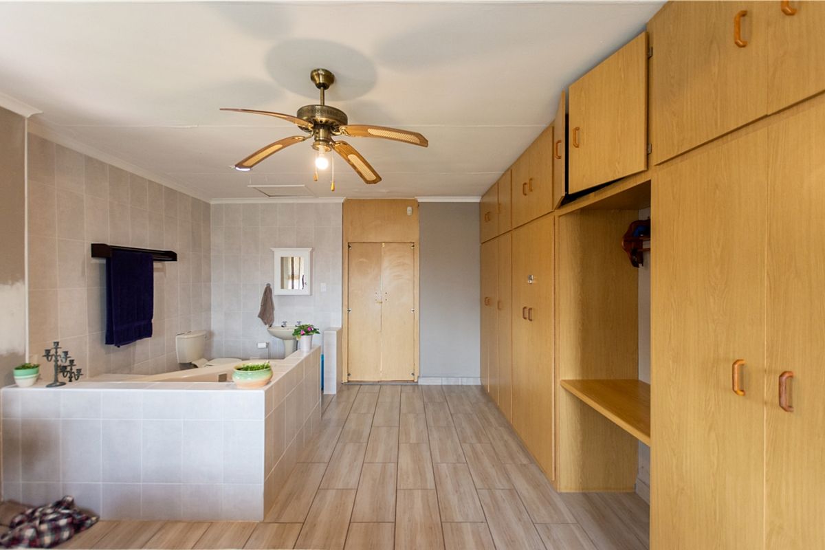 Spacious Family Home With Separate 2-Bedroom Flat, Pool & Entertainment Areas - Photo 3