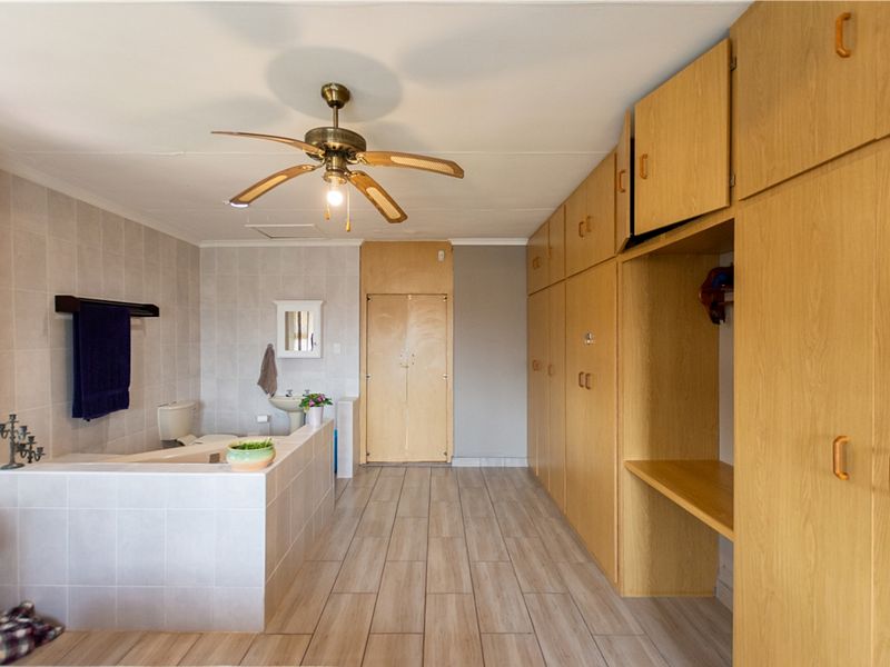 Spacious Family Home With Separate 2-Bedroom Flat, Pool & Entertainment Areas - Photo 3