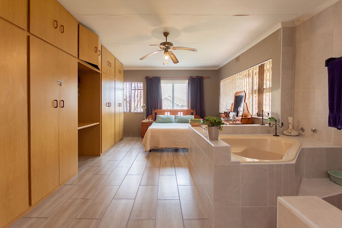 Spacious Family Home With Separate 2-Bedroom Flat, Pool & Entertainment Areas - Photo 2