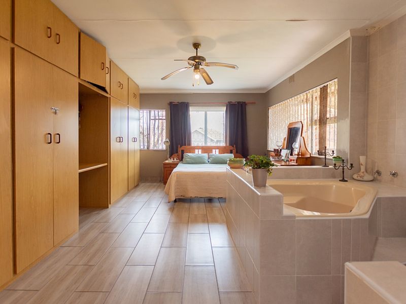 Spacious Family Home With Separate 2-Bedroom Flat, Pool & Entertainment Areas - Photo 2