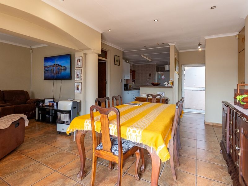 Spacious Family Home With Separate 2-Bedroom Flat, Pool & Entertainment Areas - Photo 10