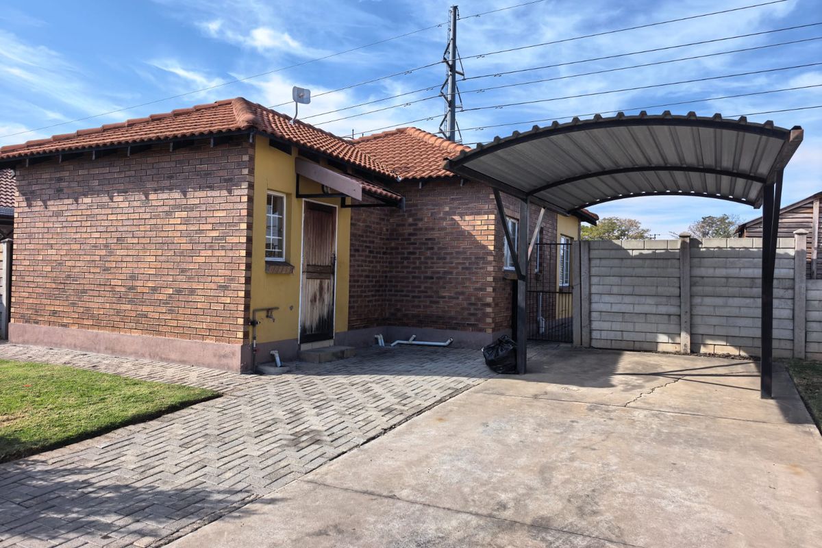Charming 3-bedroom home in Waterval East, Rustenburg—perfect for families seeking comfort and conven - Photo 2
