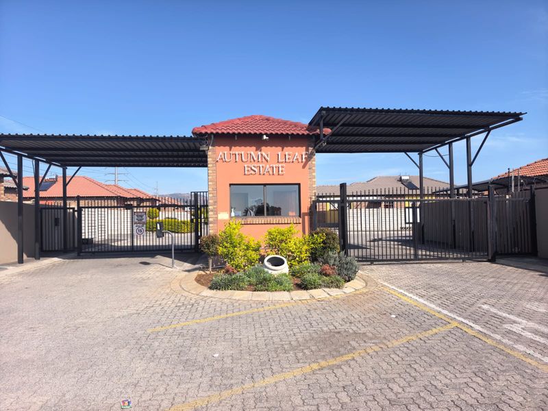 Charming 3-bedroom home in Waterval East, Rustenburg—perfect for families seeking comfort and conven - Photo 1