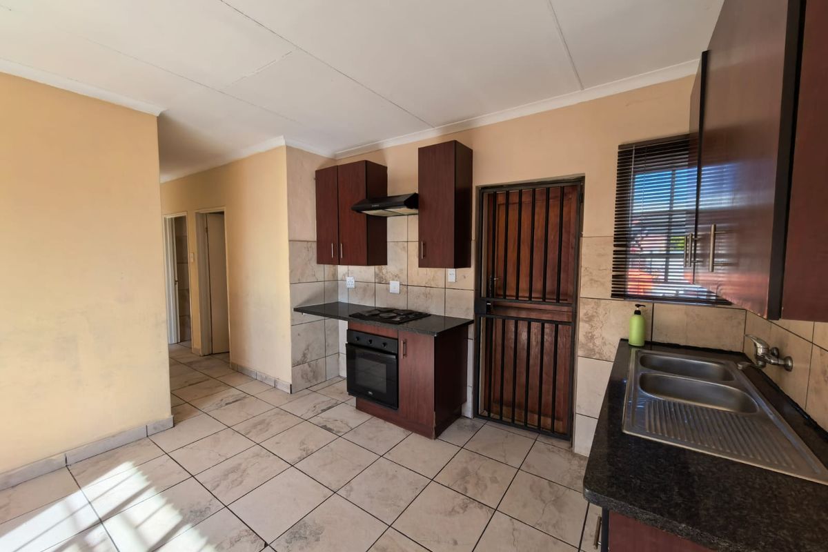 Charming 3-bedroom home in Waterval East, Rustenburg—perfect for families seeking comfort and conven - Photo 4