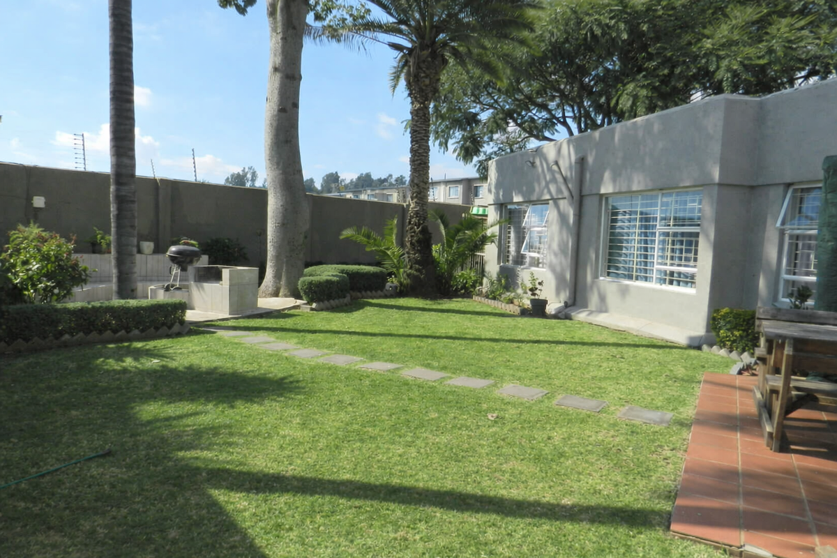 Freestanding Cluster in an Estate - Photo 3