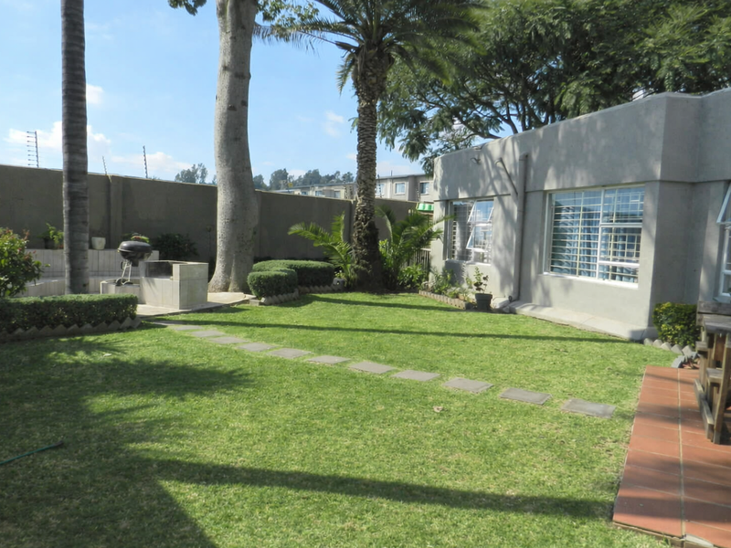 Freestanding Cluster in an Estate - Photo 3