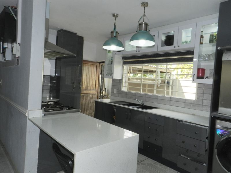 Freestanding Cluster in an Estate - Photo 7