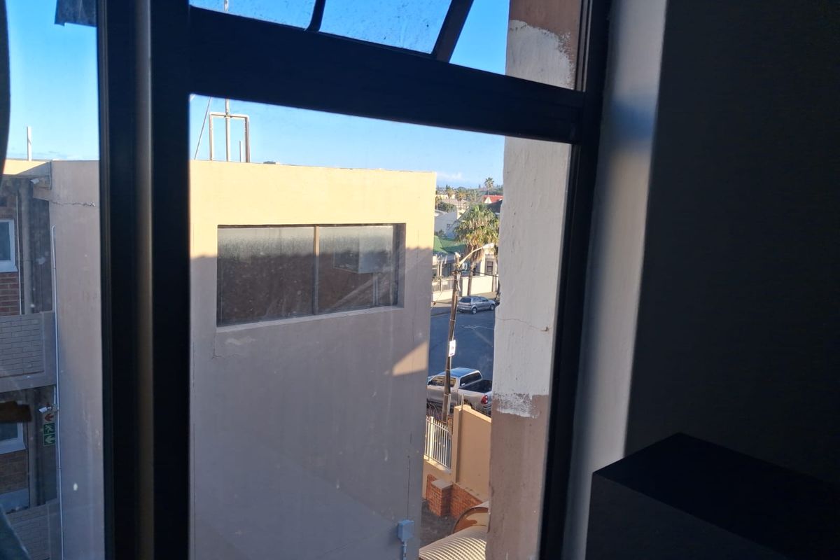 Spacious and neat Bachelor Flat to Rent – Quigney (Shared balcony) - Photo 4