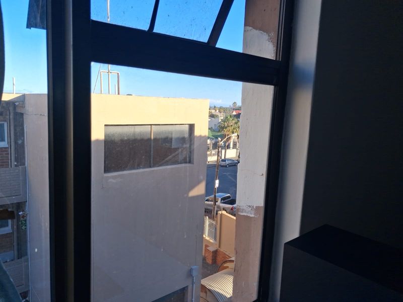 Spacious and neat Bachelor Flat to Rent – Quigney (Shared balcony) - Photo 4