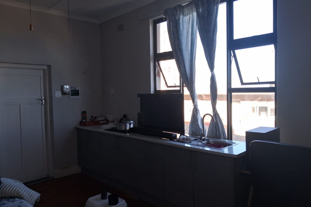Spacious and neat Bachelor Flat to Rent – Quigney (Shared balcony) - Photo 3