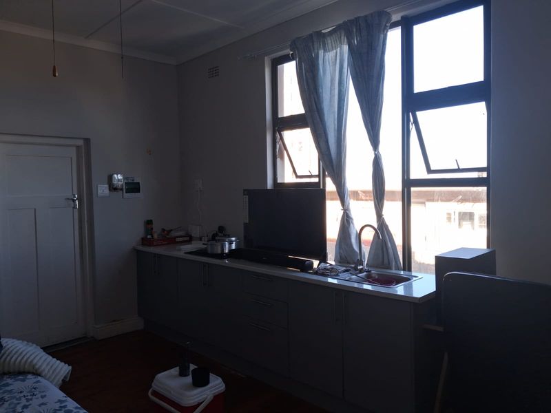 Spacious and neat Bachelor Flat to Rent – Quigney (Shared balcony) - Photo 3