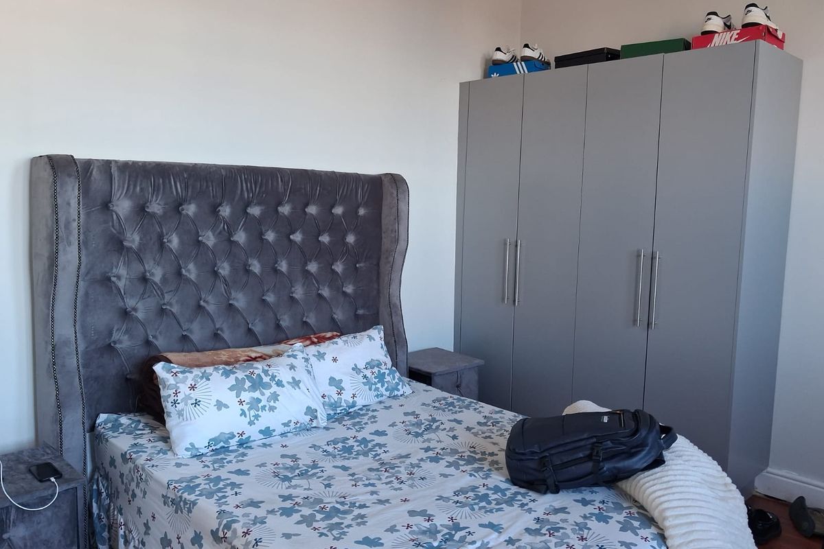 Spacious and neat Bachelor Flat to Rent – Quigney (Shared balcony) - Photo 2