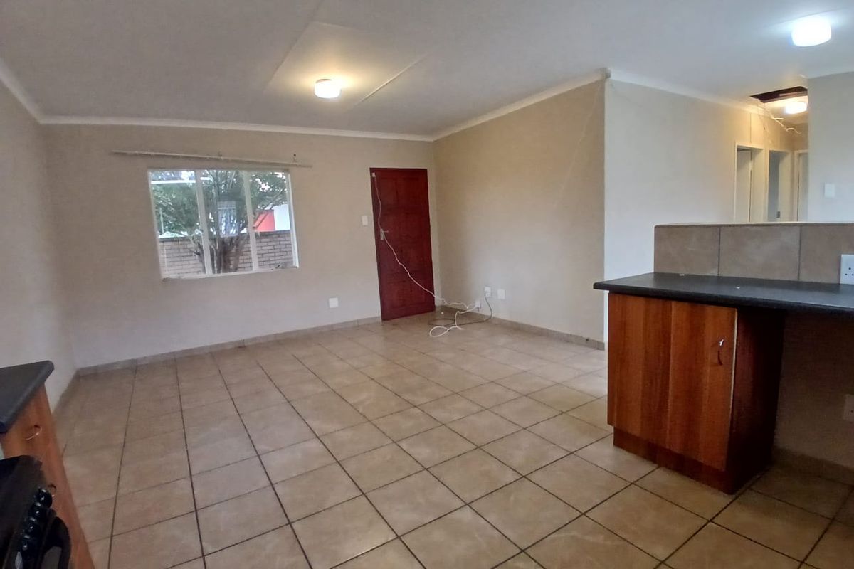 Charming 3-Bedroom Townhouse with Beautiful Garden - Photo 4