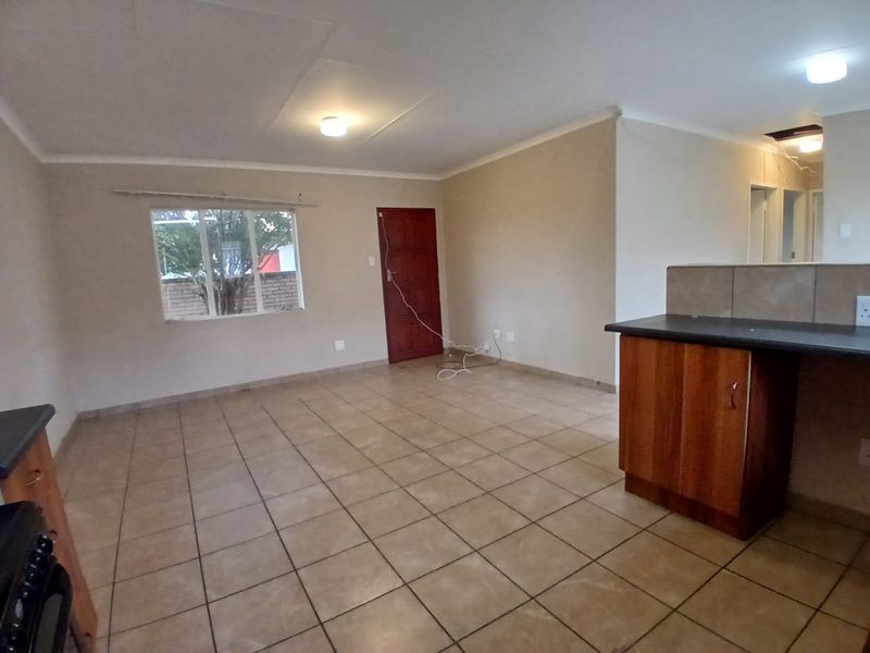 Charming 3-Bedroom Townhouse with Beautiful Garden - Photo 4