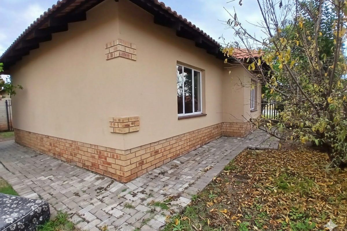 Charming 3-Bedroom Townhouse with Beautiful Garden - Photo 2