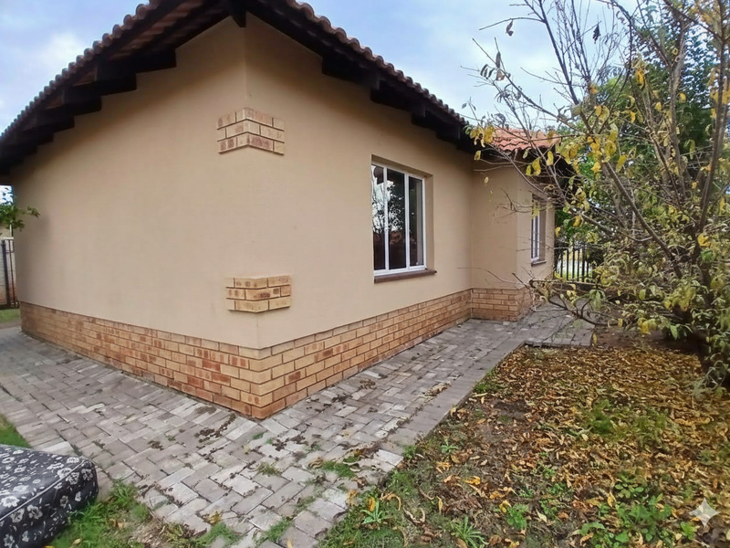 Charming 3-Bedroom Townhouse with Beautiful Garden - Photo 2