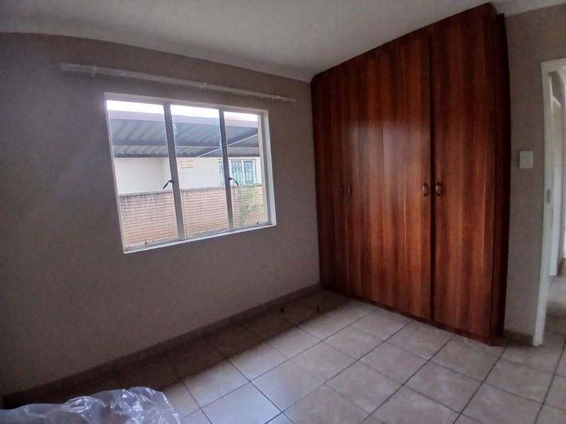 Charming 3-Bedroom Townhouse with Beautiful Garden - Photo 10