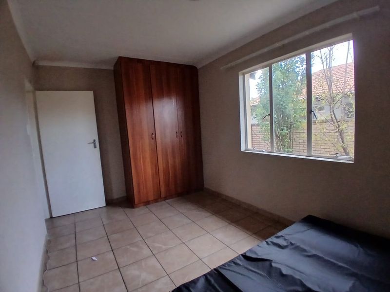 Charming 3-Bedroom Townhouse with Beautiful Garden - Photo 8