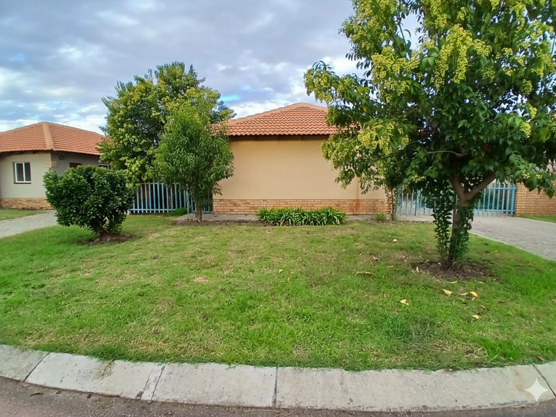 Charming 3-Bedroom Townhouse with Beautiful Garden - Photo 1