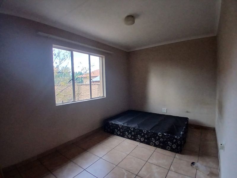 Charming 3-Bedroom Townhouse with Beautiful Garden - Photo 9