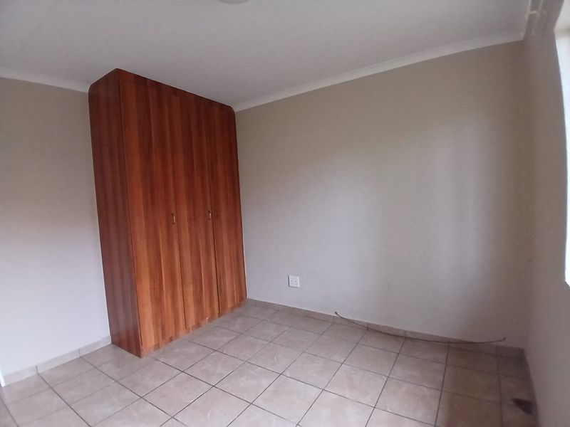 Charming 3-Bedroom Townhouse with Beautiful Garden - Photo 7