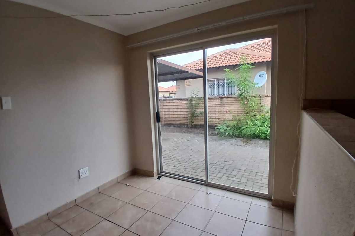 Charming 3-Bedroom Townhouse with Beautiful Garden - Photo 5