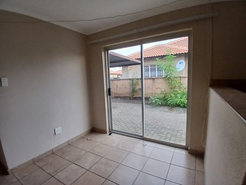 Charming 3-Bedroom Townhouse with Beautiful Garden - Photo 5