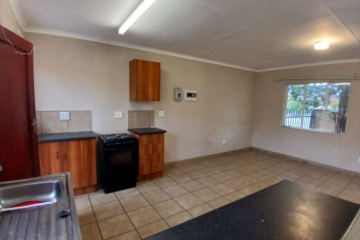 Charming 3-Bedroom Townhouse with Beautiful Garden - Photo 3