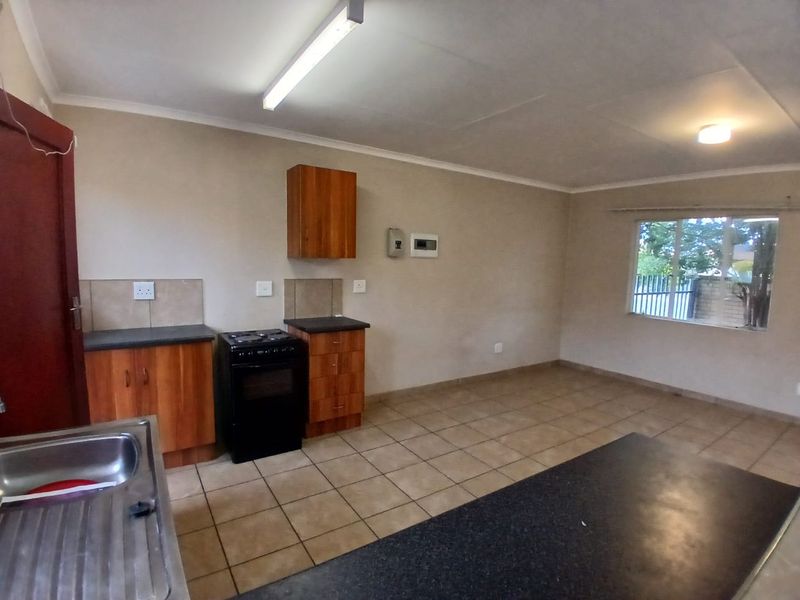 Charming 3-Bedroom Townhouse with Beautiful Garden - Photo 3