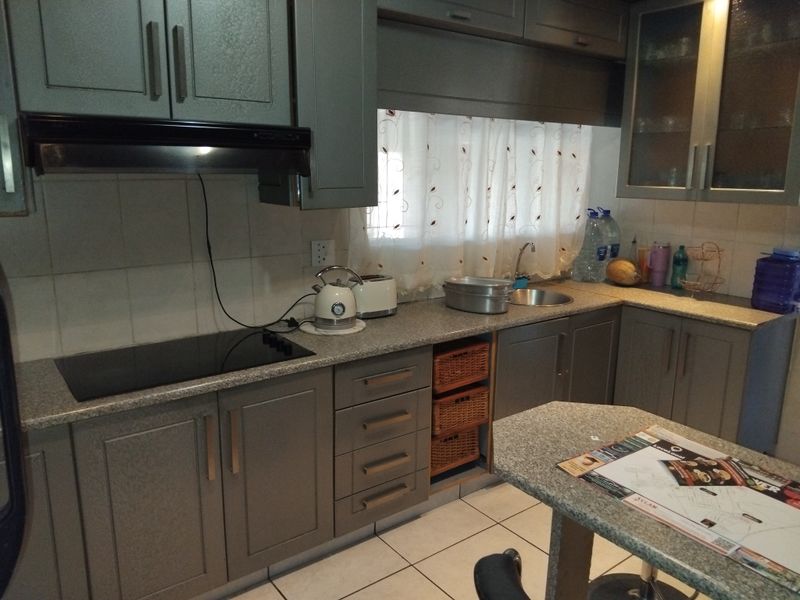 Spacious family  home situated in  well known surburb - Photo 4