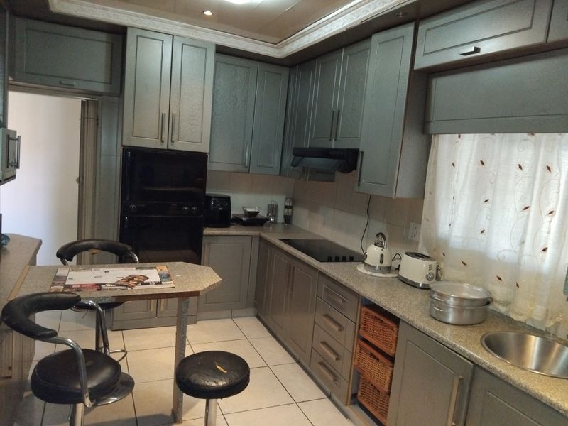 Spacious family  home situated in  well known surburb - Photo 5