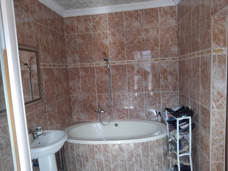 Spacious family  home situated in  well known surburb - Photo 9