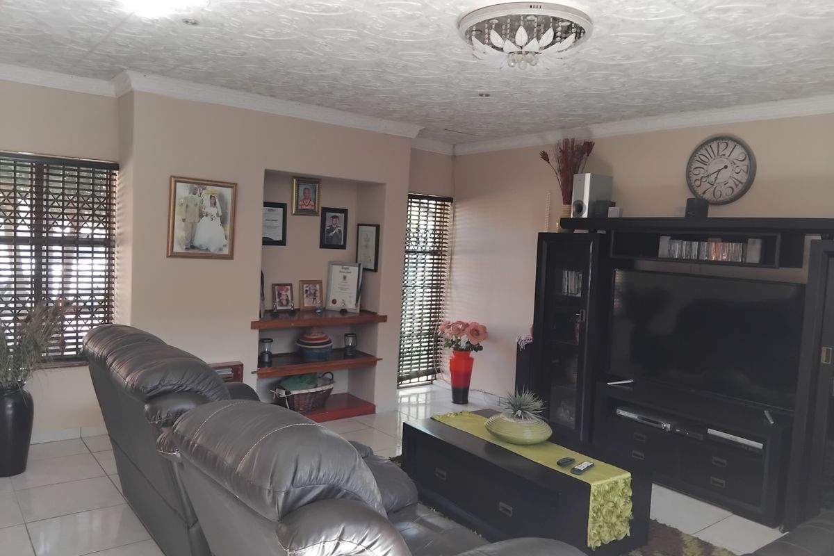 Spacious family  home situated in  well known surburb - Photo 2