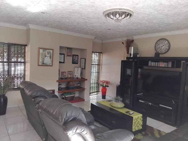 Spacious family  home situated in  well known surburb - Photo 2