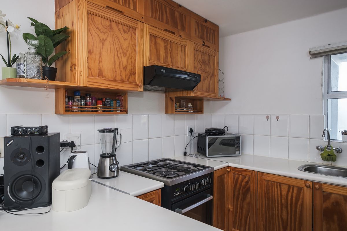 2 Bedroom Sunny Flat in Secure Complex - Photo 4