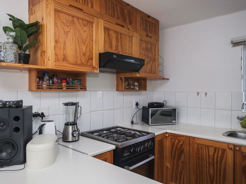 2 Bedroom Sunny Flat in Secure Complex - Photo 4
