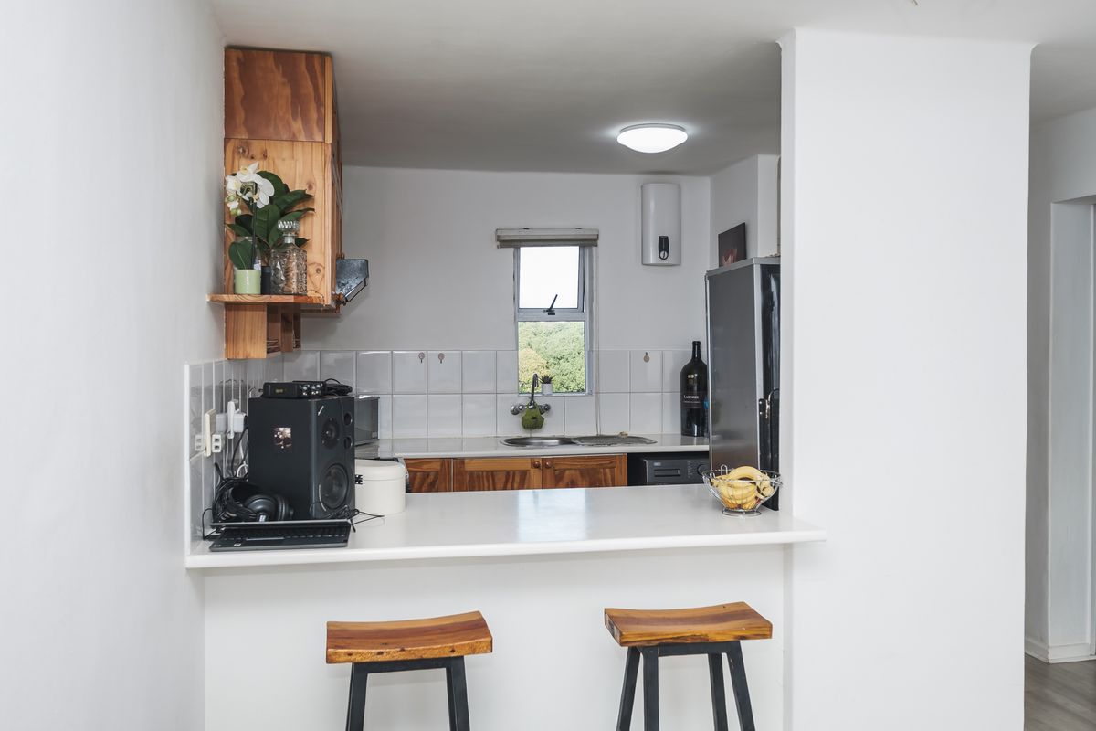 2 Bedroom Sunny Flat in Secure Complex - Photo 3