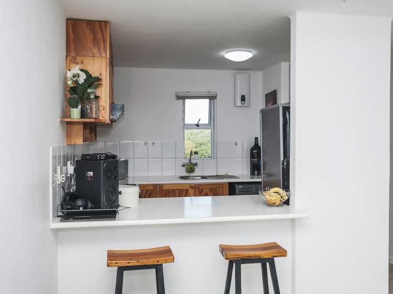 2 Bedroom Sunny Flat in Secure Complex - Photo 3