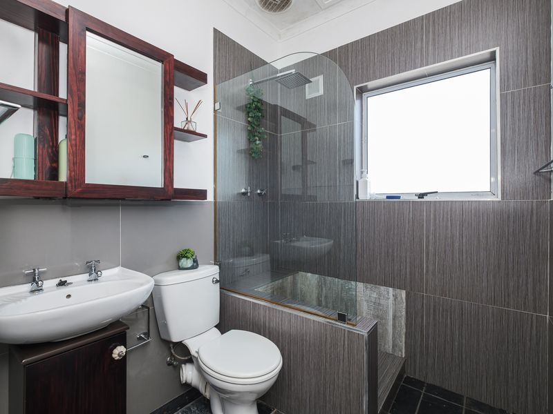 2 Bedroom Sunny Flat in Secure Complex - Photo 10