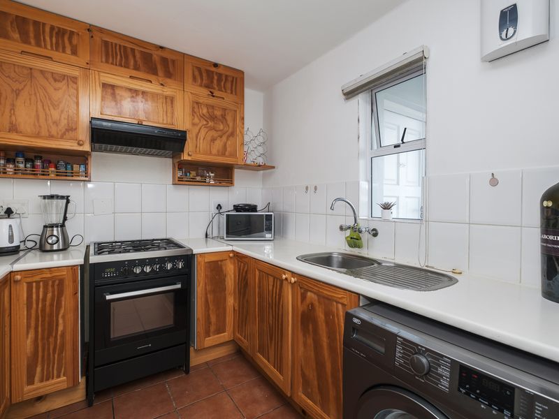 2 Bedroom Sunny Flat in Secure Complex - Photo 6