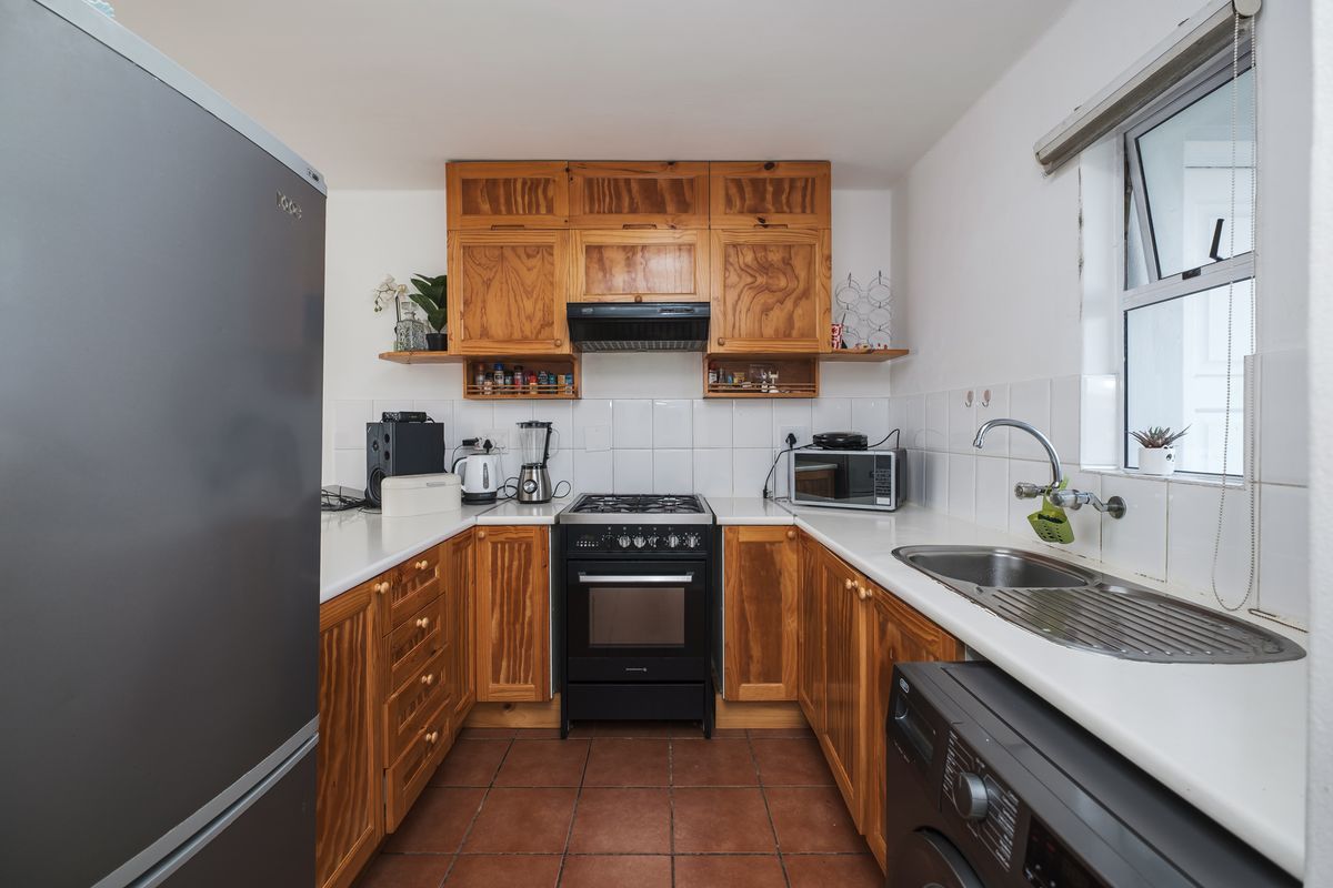2 Bedroom Sunny Flat in Secure Complex - Photo 5