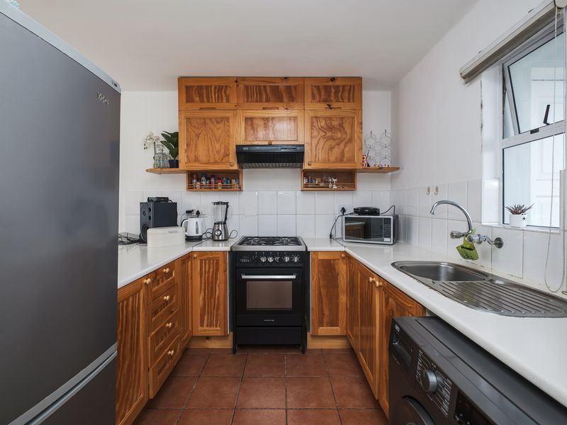 2 Bedroom Sunny Flat in Secure Complex - Photo 5