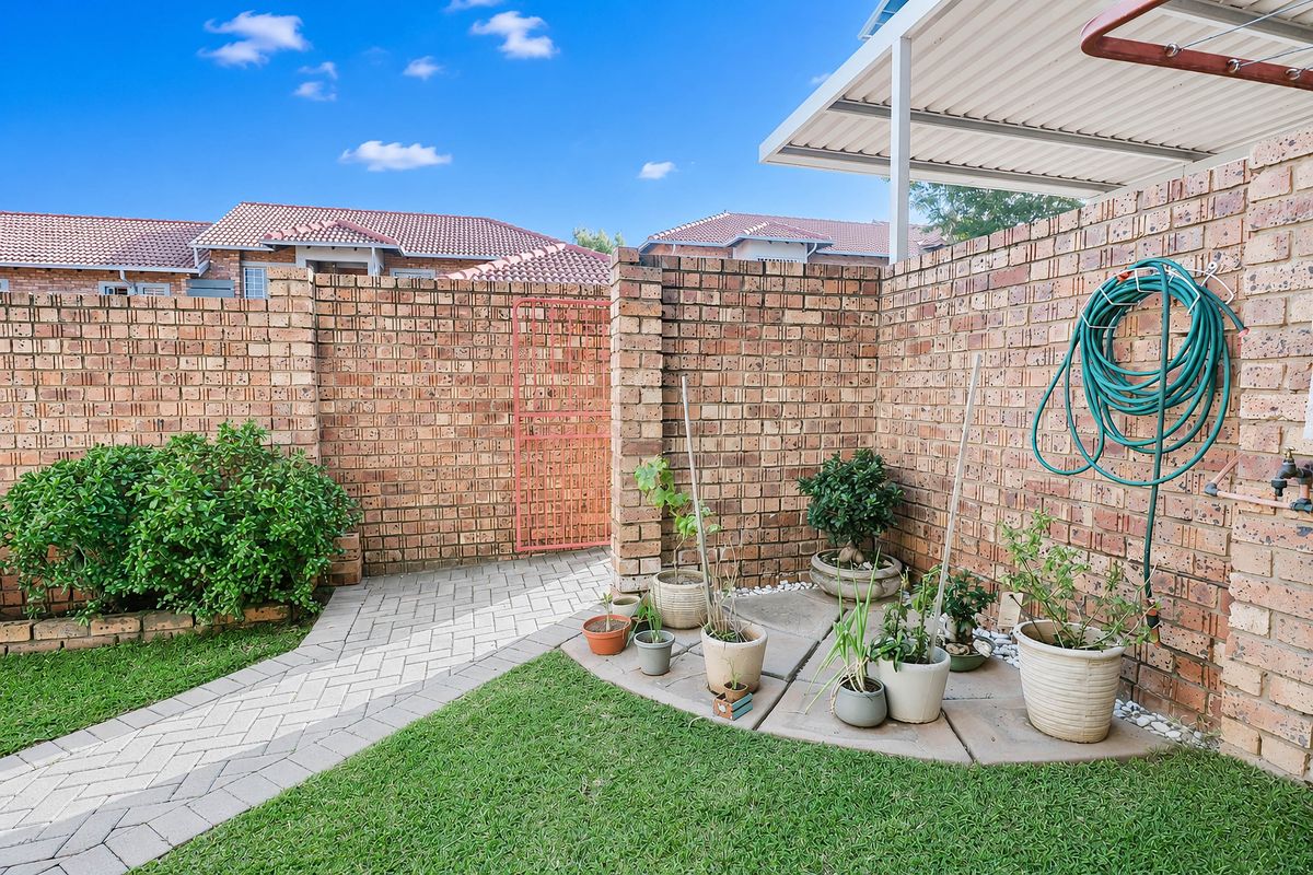 Beautiful Ground Floor Unit with Private Garden! - Photo 3